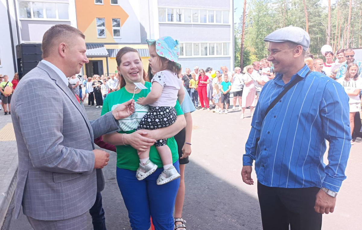 В День Независимости в Старых Дорогах ввели в эксплуатацию 70-квартирный дом  - Старые Дороги Новости Стародорожчины. Районная газета