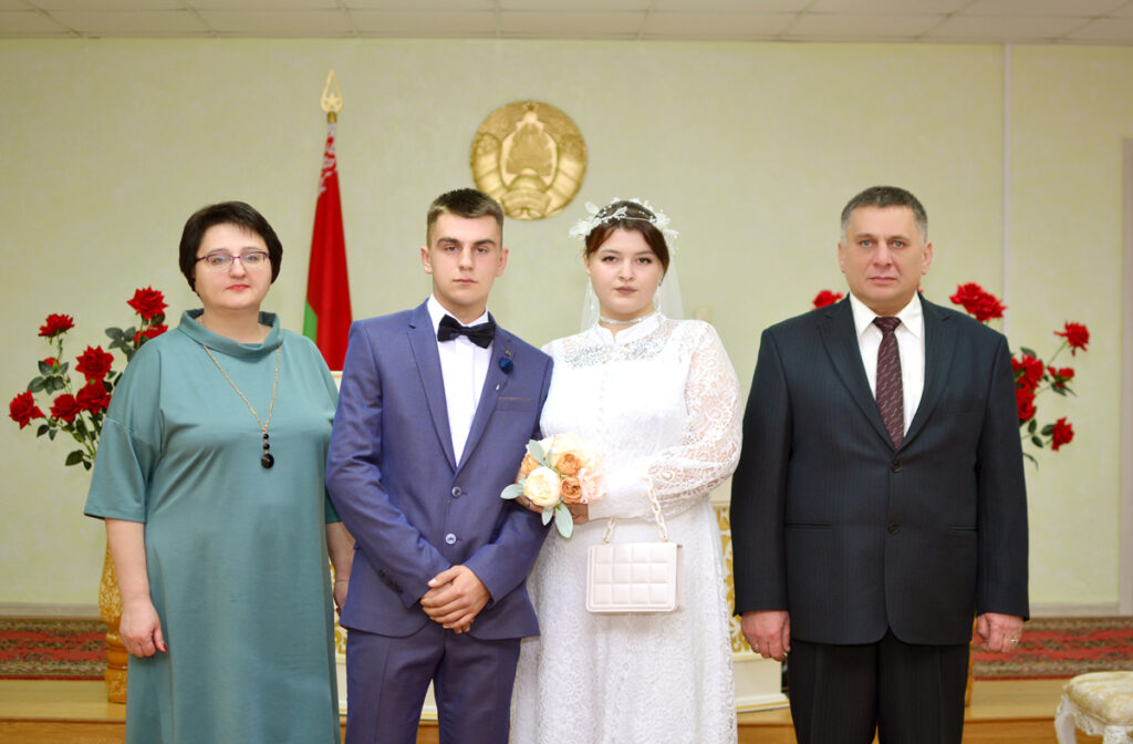 молодожены в ЗАГСе