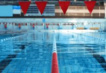 Чем делятся с другими посетителями бассейна люди, принимающие душ в купальных костюмах?