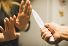 Угрожал ножом при дочери: суд вынес приговор домашнему тирану