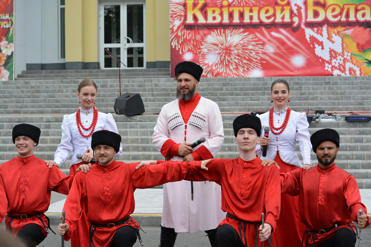 Праздник в старых дорогах. Казацкий залихватский танец фото.