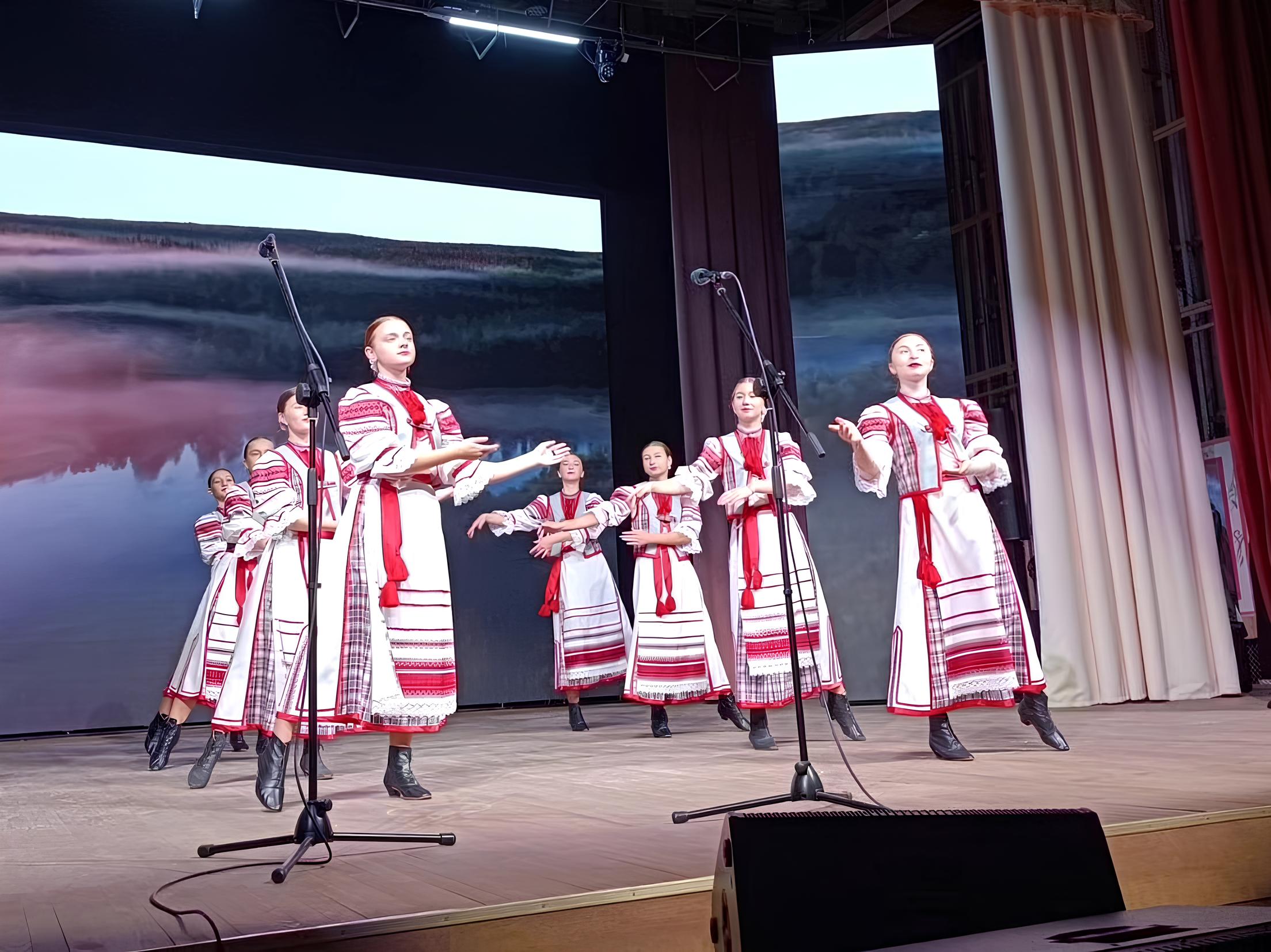 Праздник в старых дорогах. Фольклорный ансамбль Лазори Калуга. Коллектив Рябинушка Рощино. Фото ансамбля Лазори. Названия детских хоровых концертов.