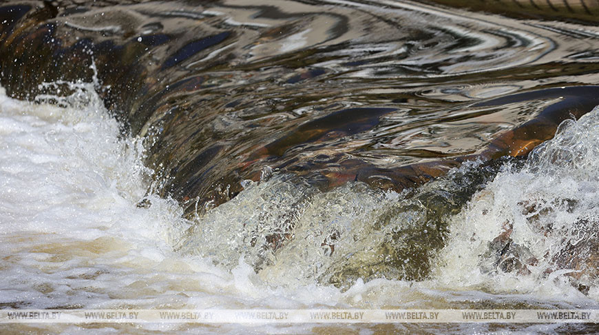вода река