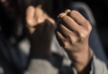 На улице Кирова пьяный мужчина «атаковал» припаркованный возле кафе автомобиль