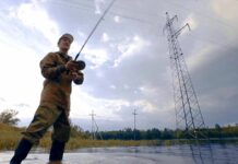 Об опасности ловли рыбы вблизи линий электропередачи.