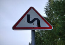 Идет охота на … дорожные знаки. Охотники используют их в качестве мишеней