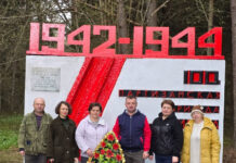 Субботник в урочище Млынок: депутаты благоустроили памятник партизанской бригаде имени Кирова