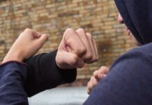В Старых Дорогах 17-летний подросток почти откусил ухо мужчине в пьяной потасовке