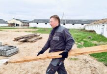 Трудовой десант во главе с председателем райисполкома трудится на субботнике в Языле