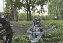 Как изменилась набережная в Старых Дорогах после установки скульптур Водяного и Русалки