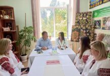 Сенатор Инна Толкачева посетила Стародорожчину и встретилась с творческим коллективом центра ремесел