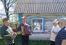 Песни под аккордеон и танцы всей улицей: как в Стародорожском районе встречают артистов