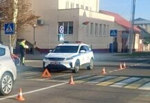 В Старых Дорогах под колеса автомобиля попала семилетняя девочка на самокате